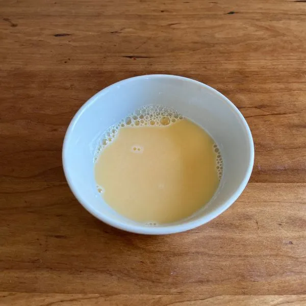 溶いた卵（撮影：grapeフード編集部）