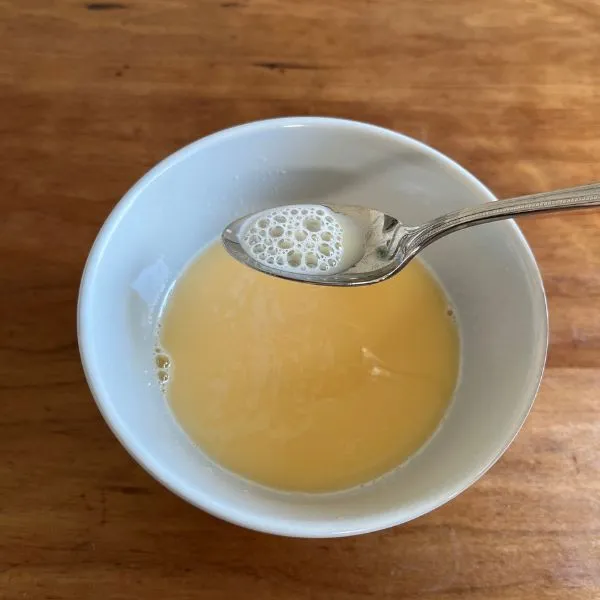 泡を取り除いている様子（撮影：grapeフード編集部）