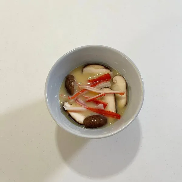 卵に具材を置いた様子（撮影：grapeフード編集部）