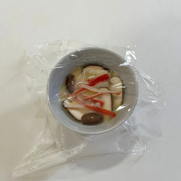 茶わんにラップをかけている様子（撮影：grapeフード編集部）