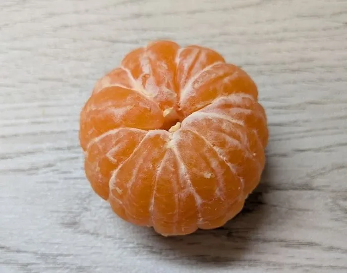 白い筋が取れたミカン（撮影：grapeフード編集部）