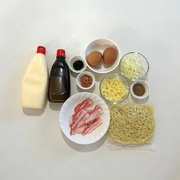 チーズオムそばの材料（撮影：grapeフード編集部）