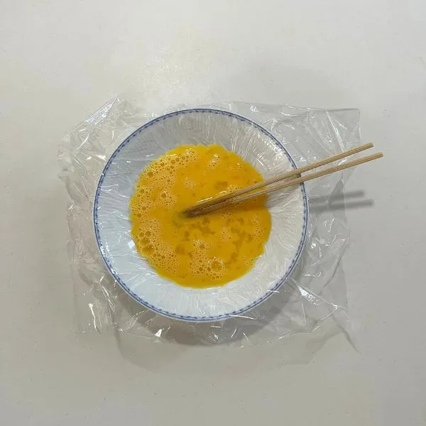 皿の上で卵を溶いている様子（撮影：grapeフード編集部）