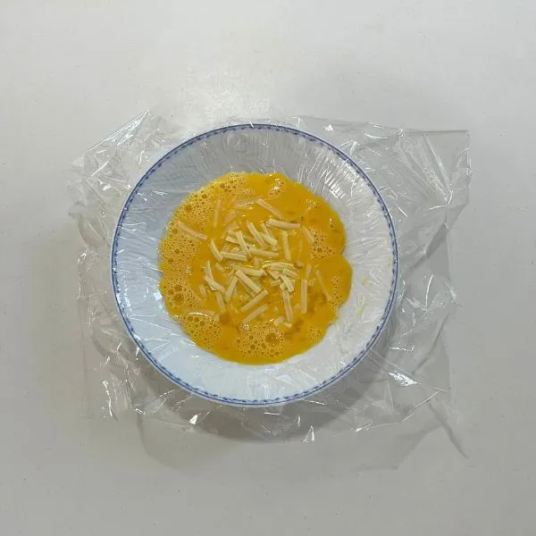 溶き卵にチーズを加えた様子（撮影：grapeフード編集部）