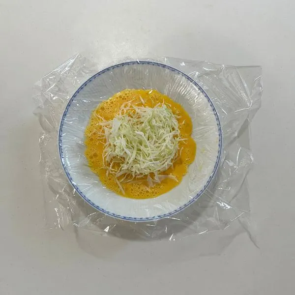 溶き卵にキャベツを加えた様子（撮影：grapeフード編集部）