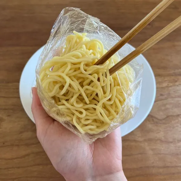 加熱した麺をほぐしている様子（撮影：grapeフード編集部）