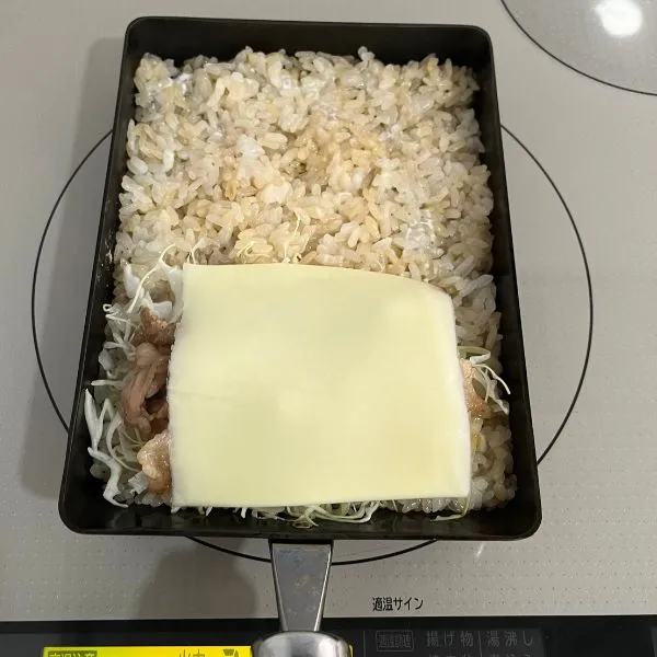 ご飯の上に具材を置いている様子（撮影：grapeフード編集部）