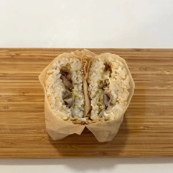 半分にカットしたライスバーガー（撮影：grapeフード編集部）