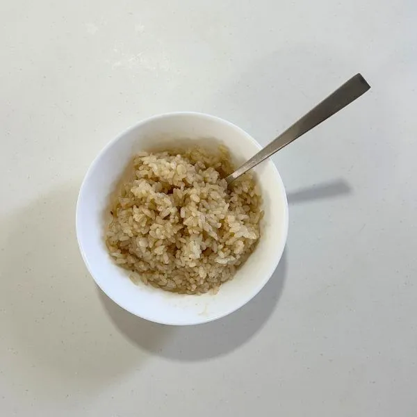 焼肉のたれをご飯に混ぜている様子（撮影：grapeフード編集部）