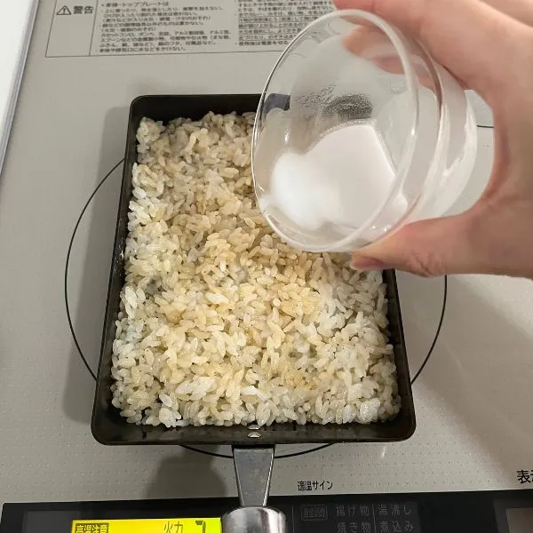 ご飯に水溶き片栗粉をかけている様子（撮影：grapeフード編集部）
