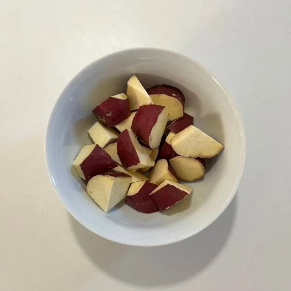 カットしたサツマイモ（撮影：grapeフード編集部）