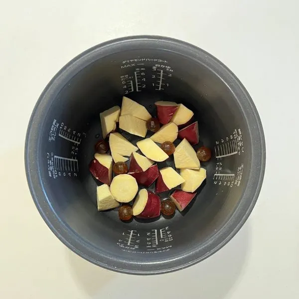 炊飯器に入ったサツマイモ（撮影：grapeフード編集部）