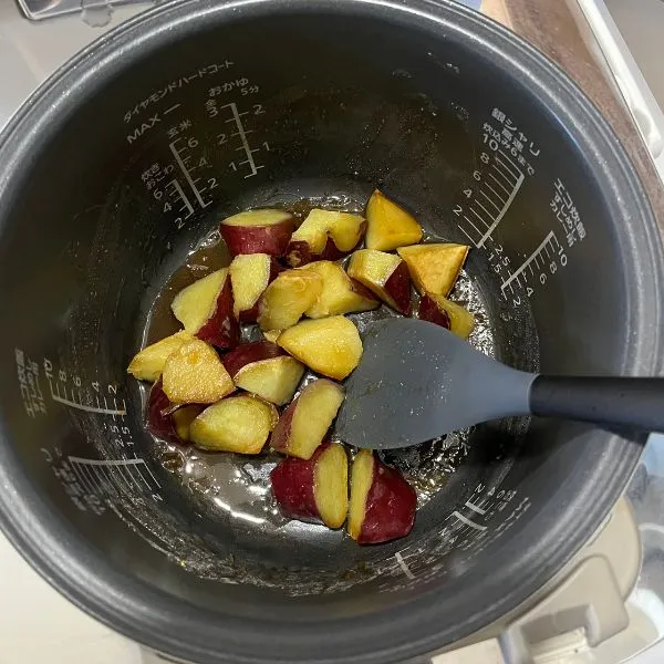 へらで混ぜている様子（撮影：grapeフード編集部）