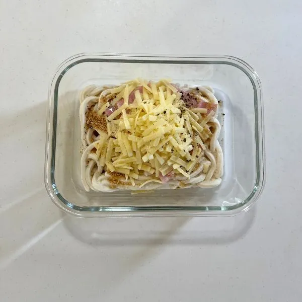 ピザ用チーズを入れた写真（撮影：grapeフード編集部）