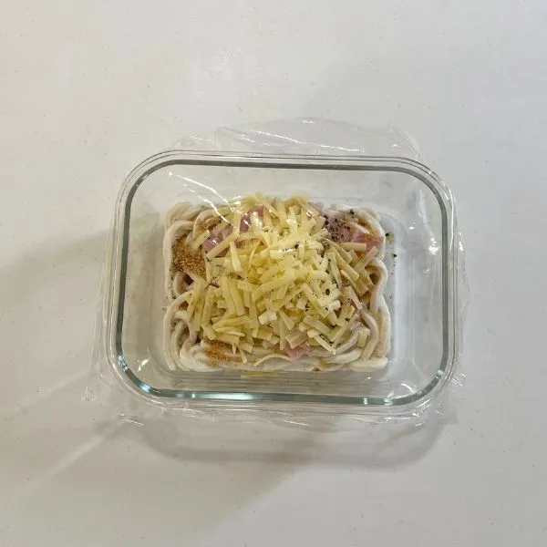 耐熱容器にラップをした写真（撮影：grapeフード編集部）