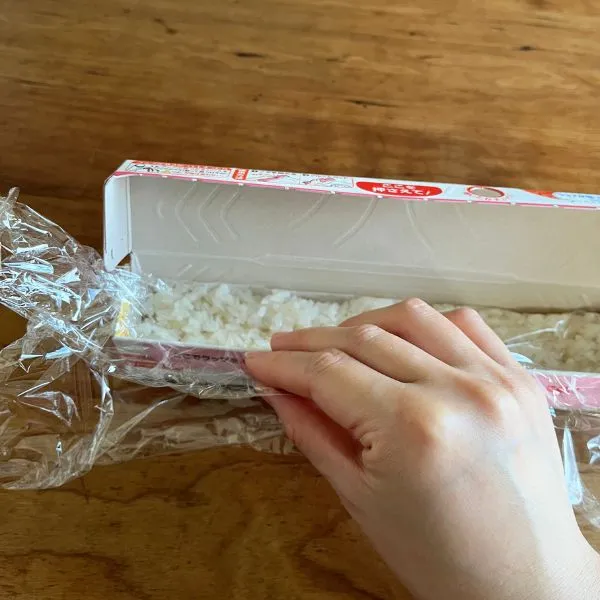 酢飯をラップで包んでいる様子（撮影：grape編集部）
