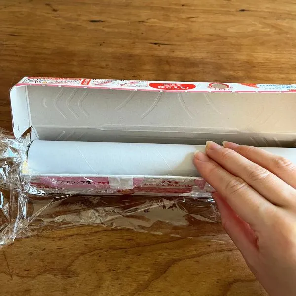 酢飯をラップの芯で整えている様子（撮影：grape編集部）