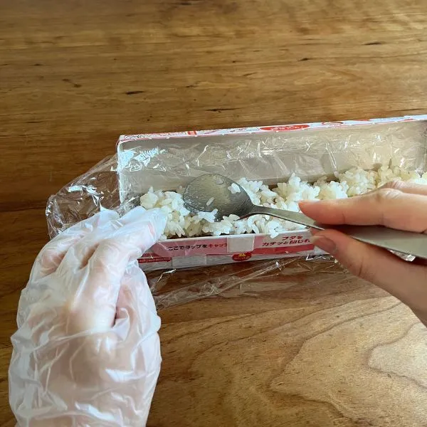 酢飯を詰めている様子（撮影：grape編集部）