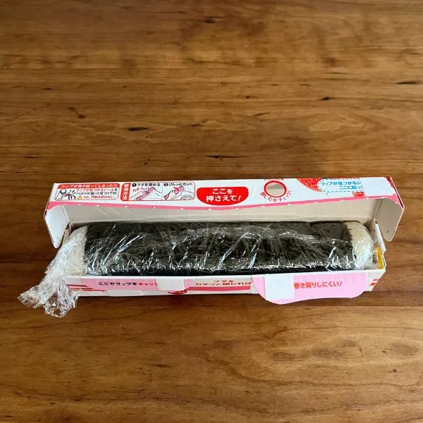 ラップの箱に入った太巻き（撮影：grape編集部）