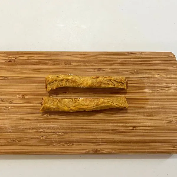 卵焼きを半分に切っている様子（撮影：grape編集部）