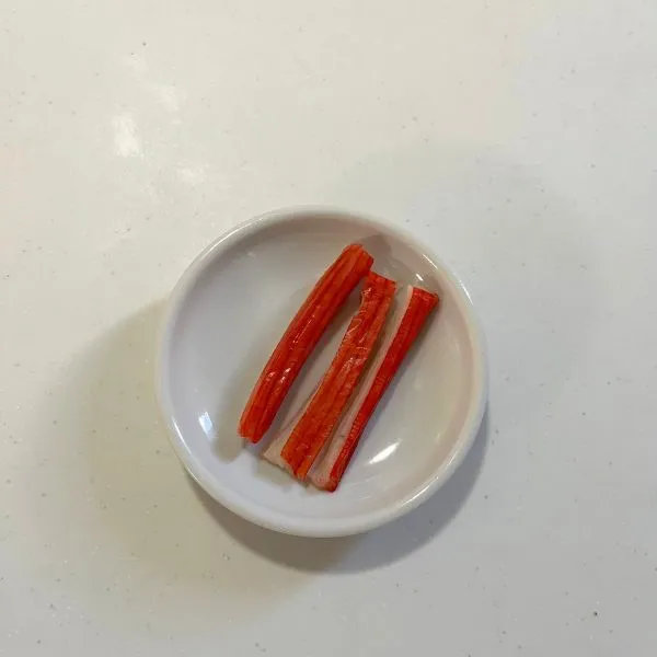 3等分にしたカニカマ（撮影：grape編集部）