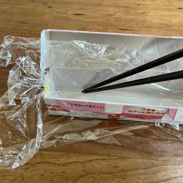 ラップを箱に敷き詰めている様子（撮影：grape編集部）