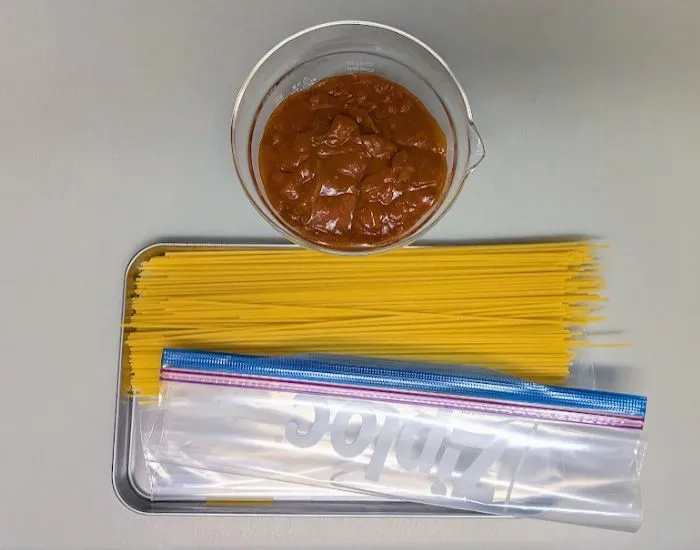 乾燥パスタと保存袋（撮影：grapeフード編集部）