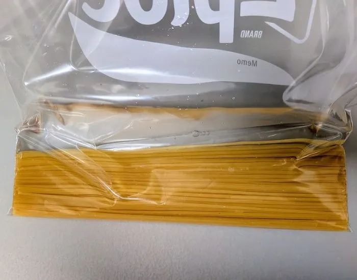 パスタを水に浸けている様子（撮影：grapeフード編集部）