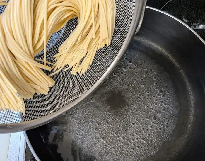 麺をフライパンに入れる様子（撮影：grapeフード編集部）