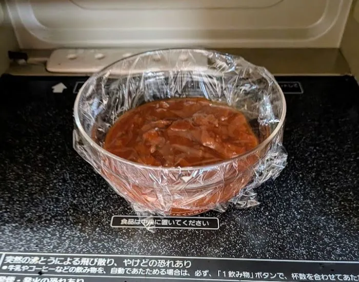 パスタのソースを温めている様子（撮影：grapeフード編集部）