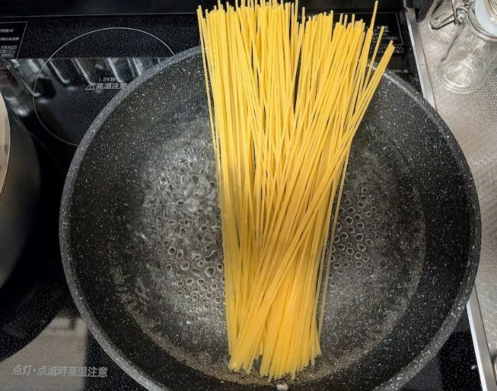 麺をゆでる様子（撮影：grapeフード編集部）