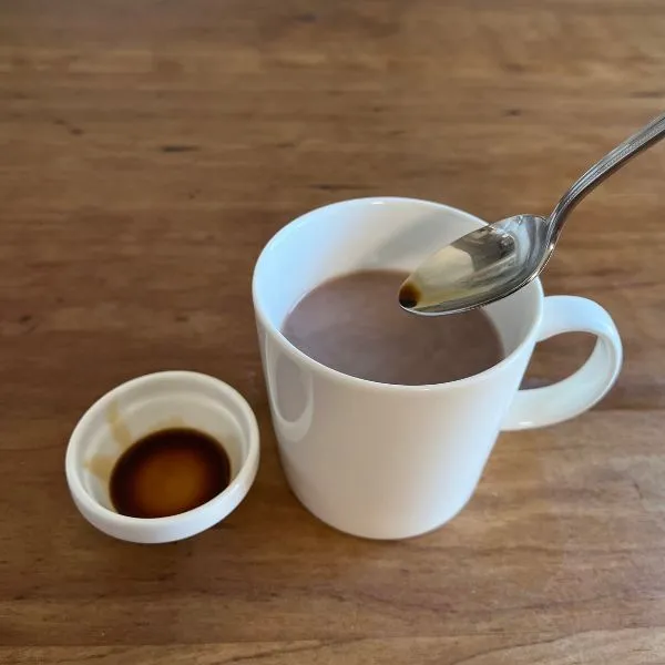 ココアに醤油を加えている様子（撮影：grapeフード編集部）