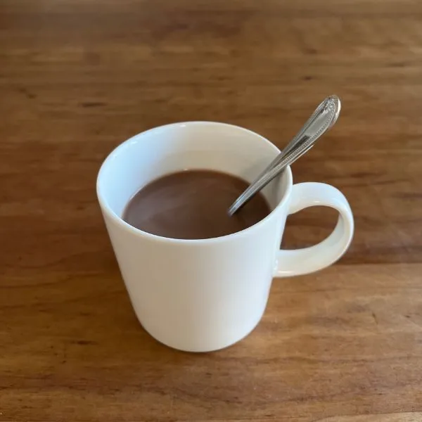 ココアを混ぜている様子（撮影：grapeフード編集部）