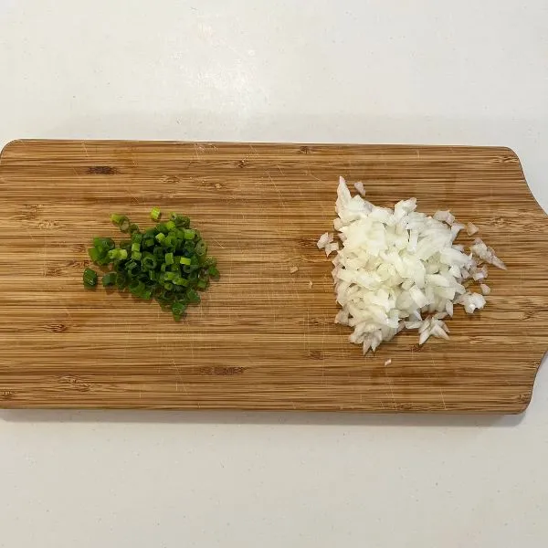 野菜を刻んでいる様子（撮影：grapeフード編集部）