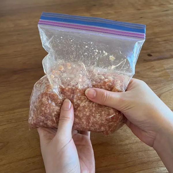 肉ダネを揉み込んでいる様子（撮影：grapeフード編集部）