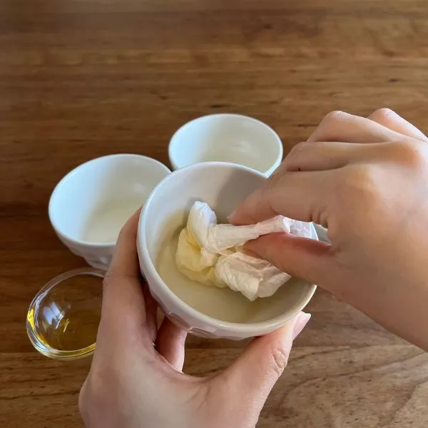 小鉢にゴマ油に塗っている様子（撮影：grapeフード編集部）