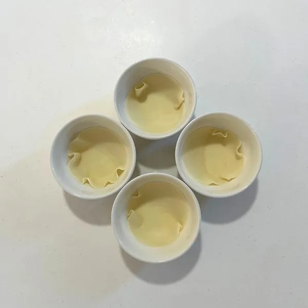 餃子の皮を敷いた小鉢（撮影：grapeフード編集部）