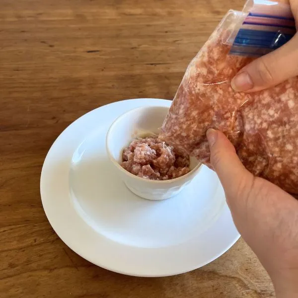 肉だねを入れている様子（撮影：grapeフード編集部）