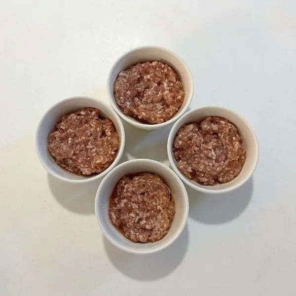 肉だねが入った小鉢（撮影：grapeフード編集部）