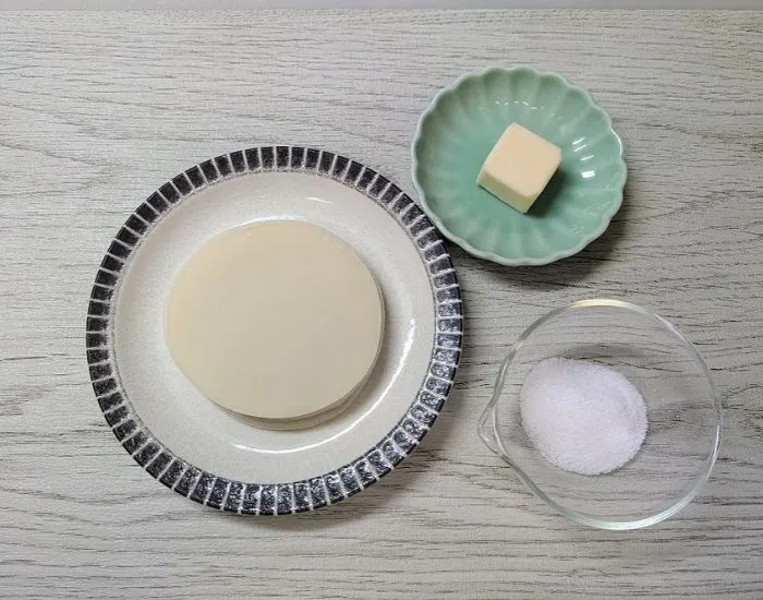 餃子の皮と材料（撮影：grapeフード編集部）