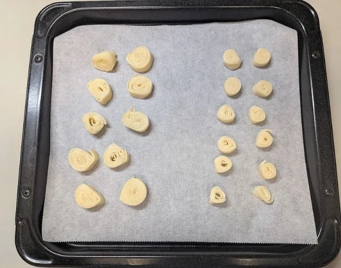 生地をカットしている様子（撮影：grapeフード編集部）