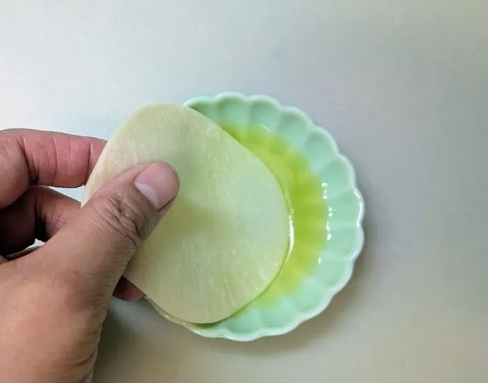 餃子の皮にバターを塗っている様子（撮影：grapeフード編集部）