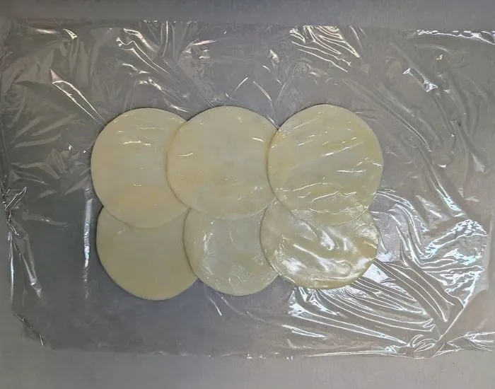 餃子の皮を重ねて並べている様子（撮影：grapeフード編集部）