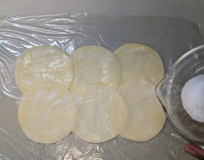 グラニュー糖を振りかけている様子（撮影：grapeフード編集部）