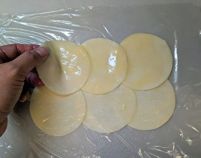 餃子の皮をさらに重ねている様子（撮影：grapeフード編集部）