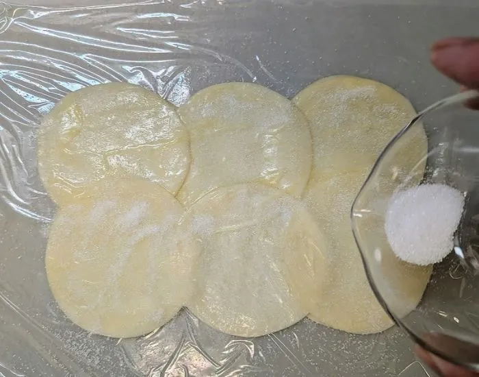 グラニュー糖を全体に振りかけた様子（撮影：grapeフード編集部）