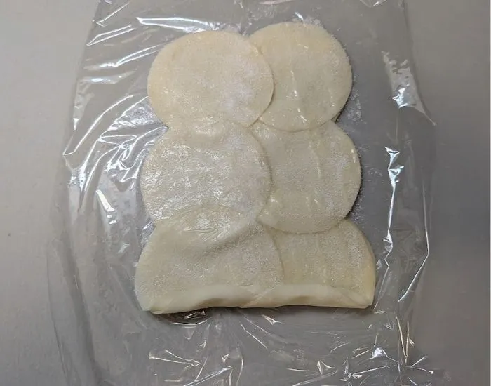 餃子の皮を巻いている様子（撮影：grapeフード編集部）