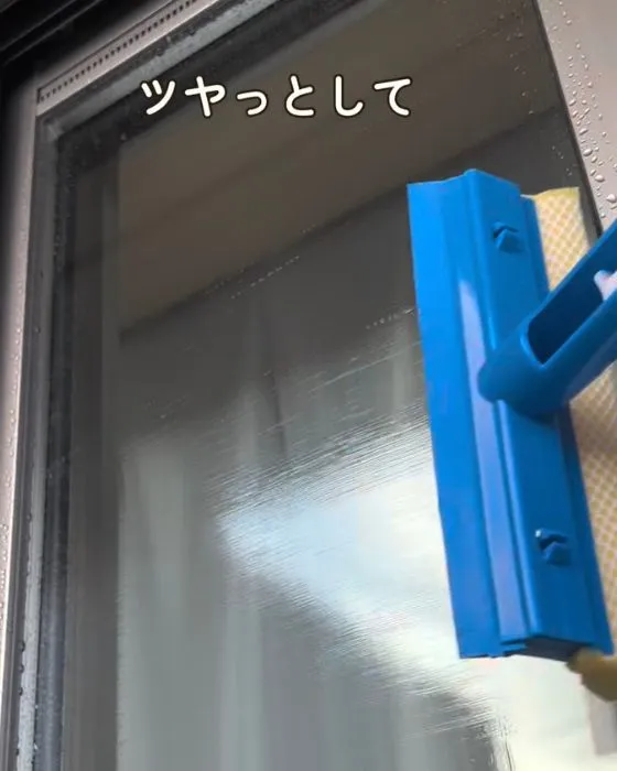 ガラスワイパーで拭き取っている様子