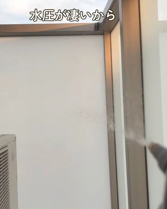 窓に水を吹きかけている様子