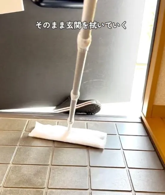 たたきのゴミを外に出している様子